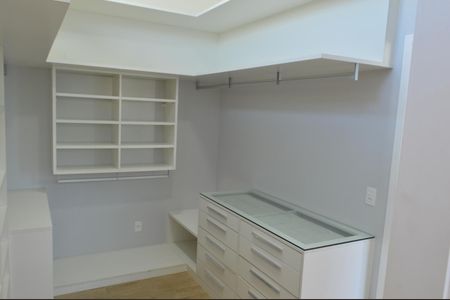 Casa de condomínio à venda com 243m², 4 quartos e 3 vagasCloset da Suíte 3