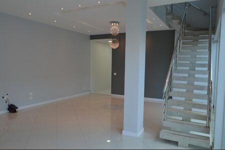 Casa de condomínio à venda com 243m², 4 quartos e 3 vagasSala