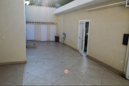 Casa de condomínio à venda com 243m², 4 quartos e 3 vagasQuintal