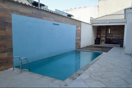 Casa de condomínio à venda com 243m², 4 quartos e 3 vagasPiscina
