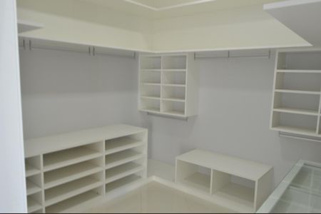Casa de condomínio à venda com 243m², 4 quartos e 3 vagasCloset da Suíte 2