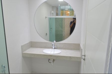 Casa de condomínio à venda com 243m², 4 quartos e 3 vagasBanheiro Social