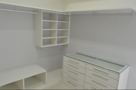 Casa de condomínio à venda com 243m², 4 quartos e 3 vagasCloset da Suíte 2