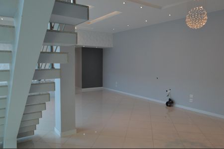 Casa de condomínio à venda com 243m², 4 quartos e 3 vagasSala