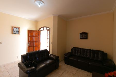 Casa à venda com 204m², 3 quartos e 2 vagasSala