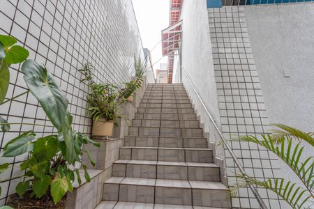 Casa à venda com 160m², 3 quartos e 4 vagas Casa à venda com 160m², 3 quartos e 4 vagasEscada de entrada