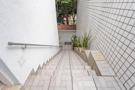 Casa à venda com 160m², 3 quartos e 4 vagas Casa à venda com 160m², 3 quartos e 4 vagasEscada de entrada