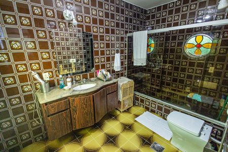 Casa à venda com 475m², 4 quartos e 6 vagas Casa à venda com 475m², 4 quartos e 6 vagasBanheiro da Suíte 1