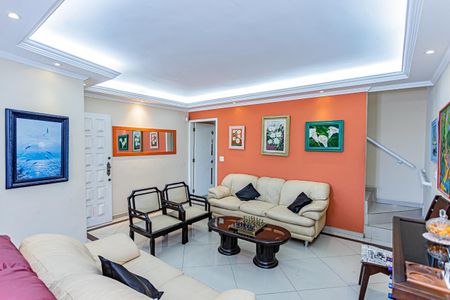 Casa à venda com 180m², 4 quartos e 2 vagas Casa à venda com 180m², 4 quartos e 2 vagasSala