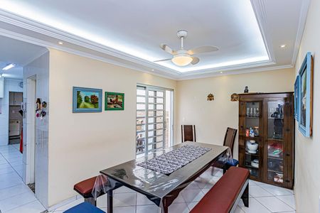 Casa à venda com 180m², 4 quartos e 2 vagas Casa à venda com 180m², 4 quartos e 2 vagasSala jantar