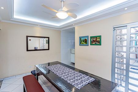 Casa à venda com 180m², 4 quartos e 2 vagas Casa à venda com 180m², 4 quartos e 2 vagasSala jantar