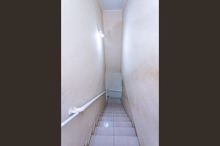 Casa à venda com 180m², 4 quartos e 2 vagas Casa à venda com 180m², 4 quartos e 2 vagasEscada