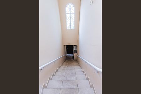 Casa à venda com 180m², 4 quartos e 2 vagas Casa à venda com 180m², 4 quartos e 2 vagasEscada entrada