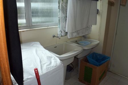 Apartamento à venda com 215m², 4 quartos e 2 vagas Apartamento à venda com 215m², 4 quartos e 2 vagasÁrea de Serviço