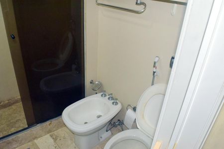 Apartamento à venda com 215m², 4 quartos e 2 vagas Apartamento à venda com 215m², 4 quartos e 2 vagasBanheiro Suite