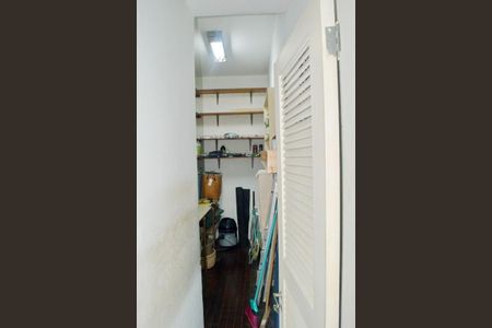 Apartamento à venda com 215m², 4 quartos e 2 vagas Apartamento à venda com 215m², 4 quartos e 2 vagasDespensa