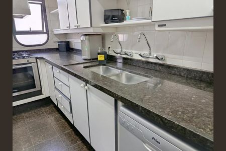 Apartamento à venda com 280m², 4 quartos e 4 vagas Apartamento à venda com 280m², 4 quartos e 4 vagasCozinha