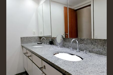 Apartamento à venda com 280m², 4 quartos e 4 vagas Apartamento à venda com 280m², 4 quartos e 4 vagasBanheiro Suíte 3