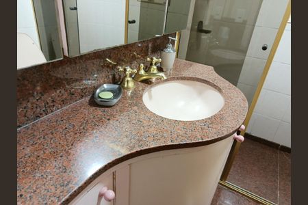 Apartamento à venda com 280m², 4 quartos e 4 vagas Apartamento à venda com 280m², 4 quartos e 4 vagasBanheiro da Suíte 1