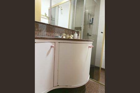 Apartamento à venda com 280m², 4 quartos e 4 vagas Apartamento à venda com 280m², 4 quartos e 4 vagasBanheiro da Suíte 1