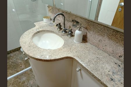 Apartamento à venda com 280m², 4 quartos e 4 vagas Apartamento à venda com 280m², 4 quartos e 4 vagasBanheiro da Suíte 2