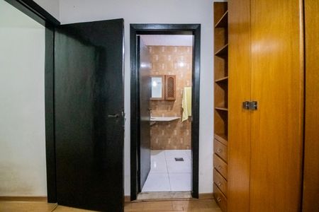 Casa à venda com 200m², 5 quartos e 4 vagas Casa à venda com 200m², 5 quartos e 4 vagasSuíte