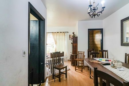 Casa à venda com 200m², 5 quartos e 4 vagas Casa à venda com 200m², 5 quartos e 4 vagasSala