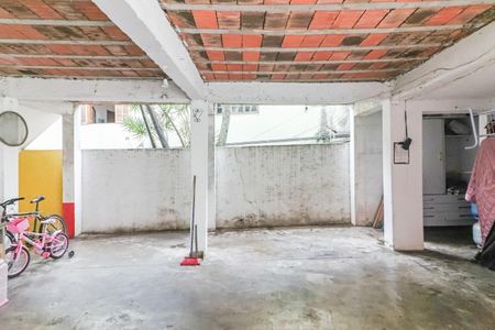 Casa à venda com 200m², 5 quartos e 4 vagas Casa à venda com 200m², 5 quartos e 4 vagasQuintal e Garagem
