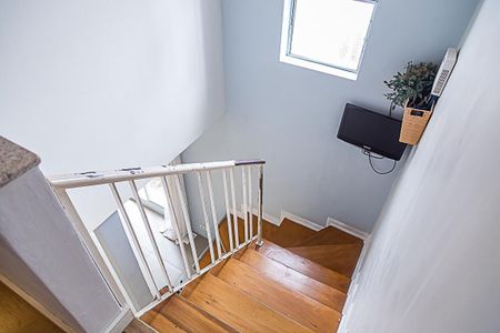 Casa à venda com 160m², 3 quartos e 1 vaga Casa à venda com 160m², 3 quartos e 1 vagaCorredor - Escada