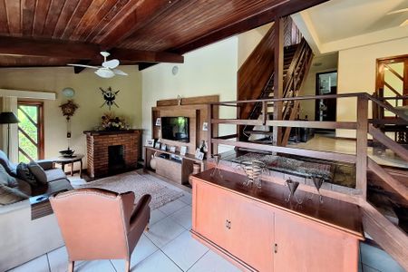 Casa de condomínio à venda com 380m², 4 quartos e 4 vagas Casa de condomínio à venda com 380m², 4 quartos e 4 vagasSala