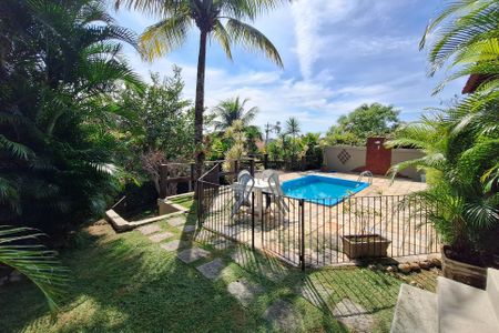 Casa de condomínio à venda com 380m², 4 quartos e 4 vagas Casa de condomínio à venda com 380m², 4 quartos e 4 vagasQuintal