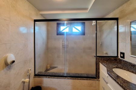 Casa de condomínio à venda com 380m², 4 quartos e 4 vagas Casa de condomínio à venda com 380m², 4 quartos e 4 vagasBanheiro da Suíte 2