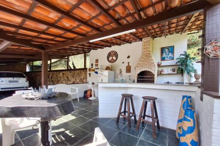 Casa de condomínio à venda com 380m², 4 quartos e 4 vagas Casa de condomínio à venda com 380m², 4 quartos e 4 vagasQuintal