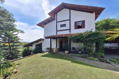 Casa de condomínio à venda com 380m², 4 quartos e 4 vagas Casa de condomínio à venda com 380m², 4 quartos e 4 vagasQuintal
