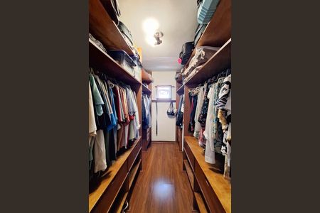 Casa de condomínio à venda com 380m², 4 quartos e 4 vagas Casa de condomínio à venda com 380m², 4 quartos e 4 vagasCloset da suíte 1