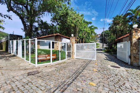 Casa de condomínio à venda com 380m², 4 quartos e 4 vagas Casa de condomínio à venda com 380m², 4 quartos e 4 vagasFachada