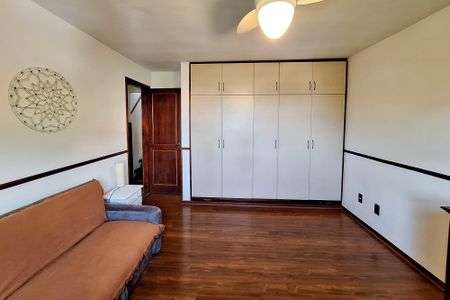 Casa de condomínio à venda com 380m², 4 quartos e 4 vagas Casa de condomínio à venda com 380m², 4 quartos e 4 vagasQuarto 1