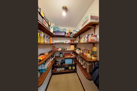 Casa de condomínio à venda com 380m², 4 quartos e 4 vagas Casa de condomínio à venda com 380m², 4 quartos e 4 vagasDespensa