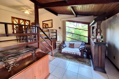 Casa de condomínio à venda com 380m², 4 quartos e 4 vagas Casa de condomínio à venda com 380m², 4 quartos e 4 vagasSala