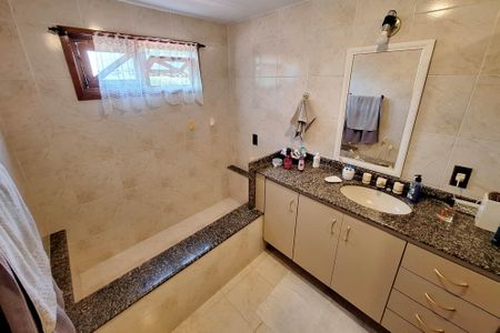 Casa de condomínio à venda com 380m², 4 quartos e 4 vagas Casa de condomínio à venda com 380m², 4 quartos e 4 vagasBanheiro da Suíte 1