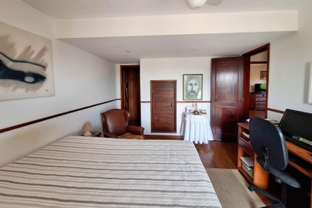 Casa de condomínio à venda com 380m², 4 quartos e 4 vagas Casa de condomínio à venda com 380m², 4 quartos e 4 vagasSuíte 1