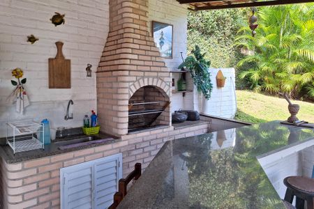 Casa de condomínio à venda com 380m², 4 quartos e 4 vagas Casa de condomínio à venda com 380m², 4 quartos e 4 vagasQuintal