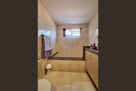 Casa de condomínio à venda com 380m², 4 quartos e 4 vagas Casa de condomínio à venda com 380m², 4 quartos e 4 vagasBanheiro da Suíte 1