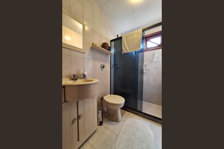 Casa de condomínio à venda com 380m², 4 quartos e 4 vagas Casa de condomínio à venda com 380m², 4 quartos e 4 vagasBanheiro Social