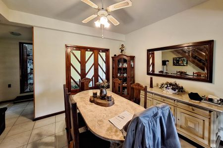 Casa de condomínio à venda com 380m², 4 quartos e 4 vagas Casa de condomínio à venda com 380m², 4 quartos e 4 vagasSala