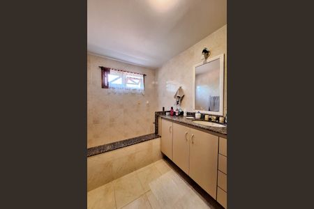 Casa de condomínio à venda com 380m², 4 quartos e 4 vagas Casa de condomínio à venda com 380m², 4 quartos e 4 vagasBanheiro da Suíte 1