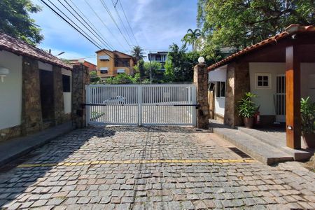 Casa de condomínio à venda com 380m², 4 quartos e 4 vagas Casa de condomínio à venda com 380m², 4 quartos e 4 vagasFachada