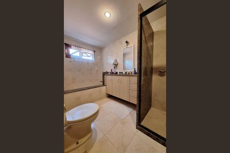 Casa de condomínio à venda com 380m², 4 quartos e 4 vagas Casa de condomínio à venda com 380m², 4 quartos e 4 vagasBanheiro da Suíte 1