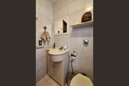 Casa de condomínio à venda com 380m², 4 quartos e 4 vagas Casa de condomínio à venda com 380m², 4 quartos e 4 vagasBanheiro de serviço