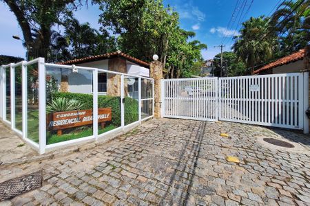 Casa de condomínio à venda com 380m², 4 quartos e 4 vagas Casa de condomínio à venda com 380m², 4 quartos e 4 vagasFachada